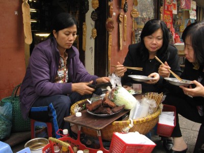 Vietnamese-Green-Papaya-Street-food-vendor-hanoi