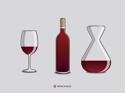 Base di servizio dei bicchieri da vino con una bottiglia di vino rosso e un decanter